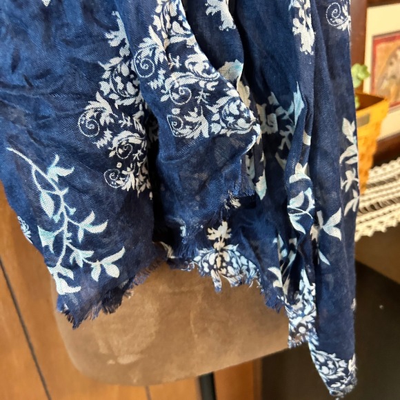 Indigo Blue White‎ Floral Print Lightweight Scarf Shawl Wrap Fringed Edges Boho - Picture 2 of 4